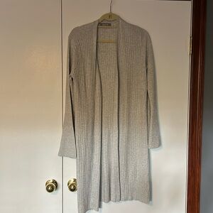 Open style ribbed Cardi in metallic silver M w bell sleeves in great condition